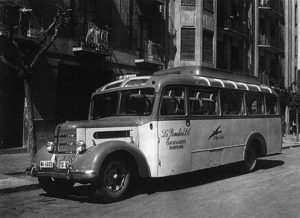 Coches de línea y de punto. Los primeros taxis (1900-1950)