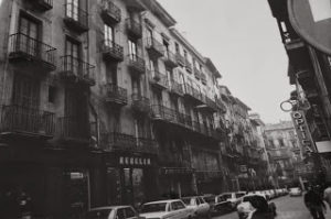 La calle Chapitela y sus comercios a finales del siglo XX